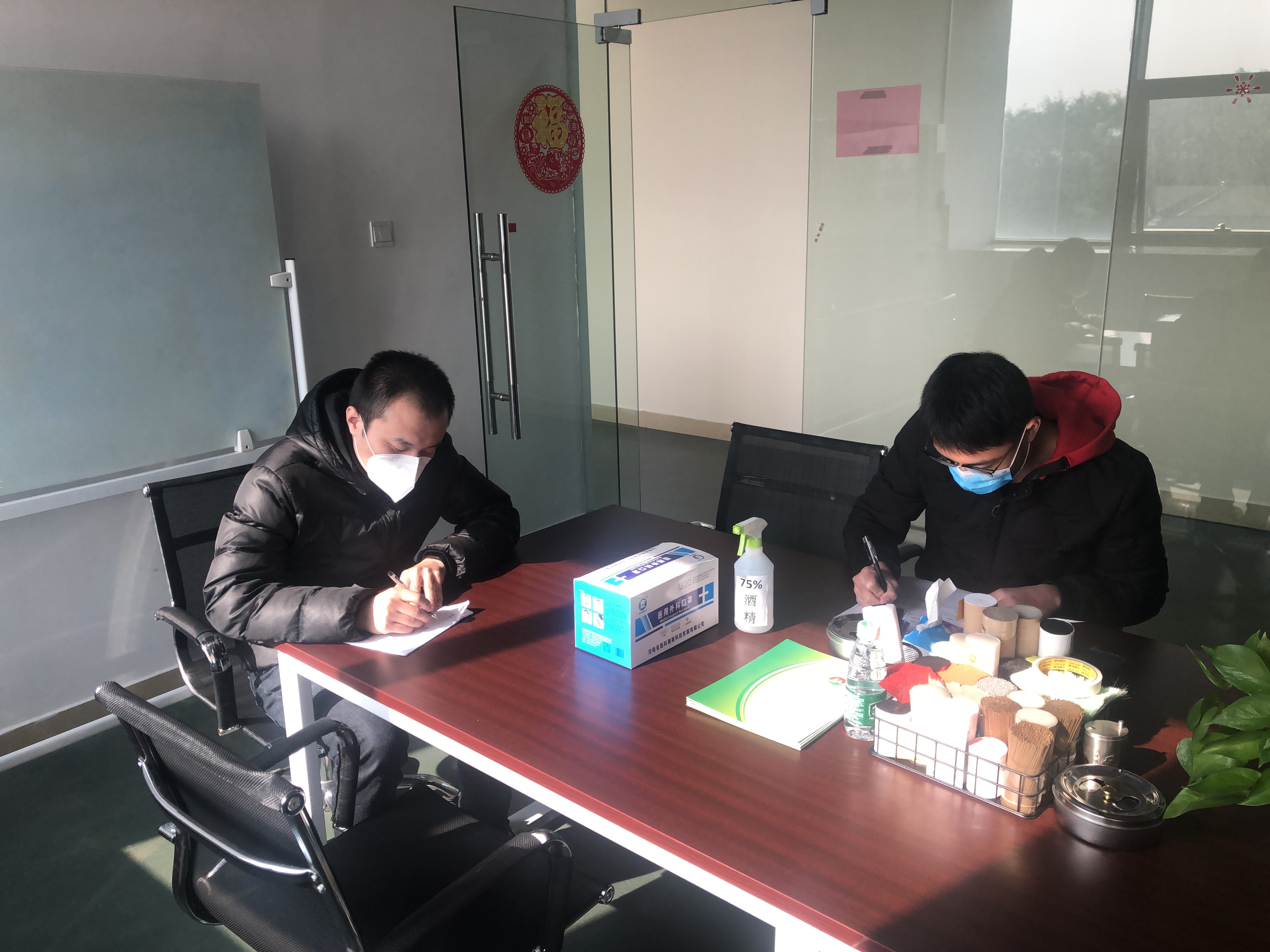 發(fā)放口罩，填寫(xiě)登記表